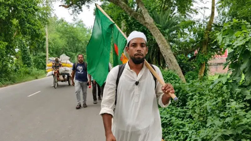 পায়ে হেঁটে হজের উদ্দেশ্যে মক্কার পথে ৪৫ বছরের দুলাল